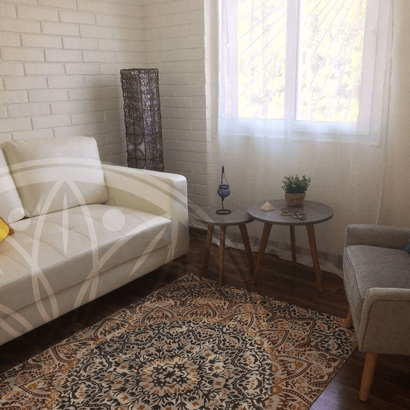 Sala de estar con muebles claros