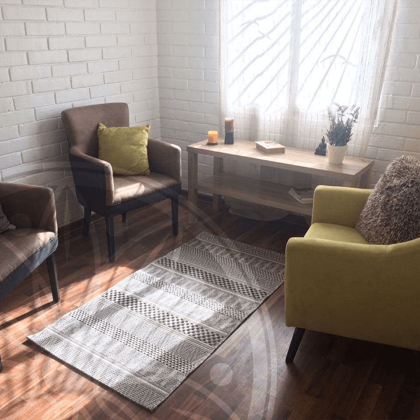 Sala de estar con sillón y sitiales