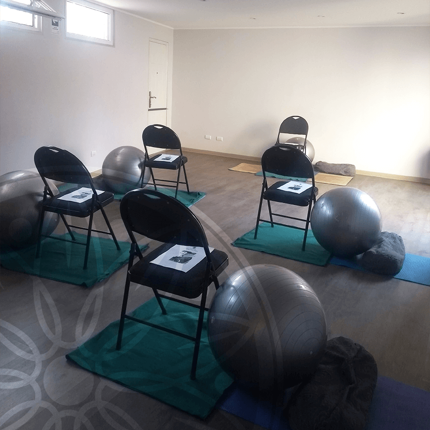 Sala con silla y balón de ejercicios
